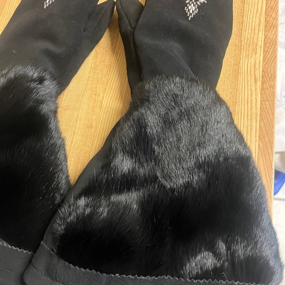 MANITOBAH Gauntlet- Elegant Black Fur Mittens with Embellishment - Picture 2 of 6